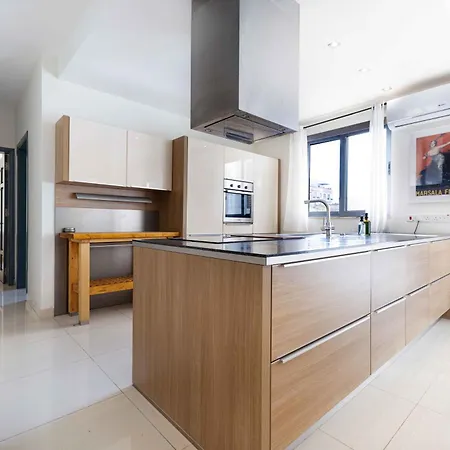 Daire Modern & Spacious 3 Bedroom - Close To Sliema Promenade *